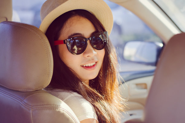 一幅微笑的亚洲女性驾车旅行的肖像图片下载