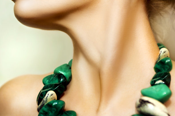 脖子上的装饰。图片下载
