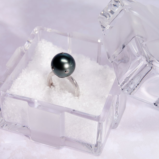 一个带戒指的礼盒图片下载