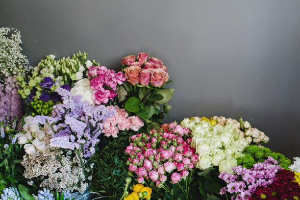 花店桶里的花图片下载