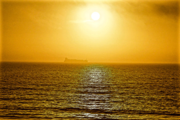 日落时分的货船图片下载