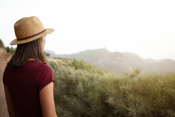 女孩望着山那边图片下载