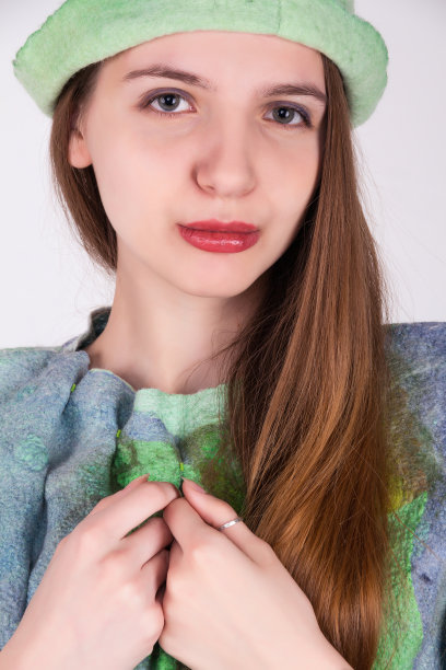 一个美丽迷人的穿着绿松石衣服的女孩的肖像图片下载