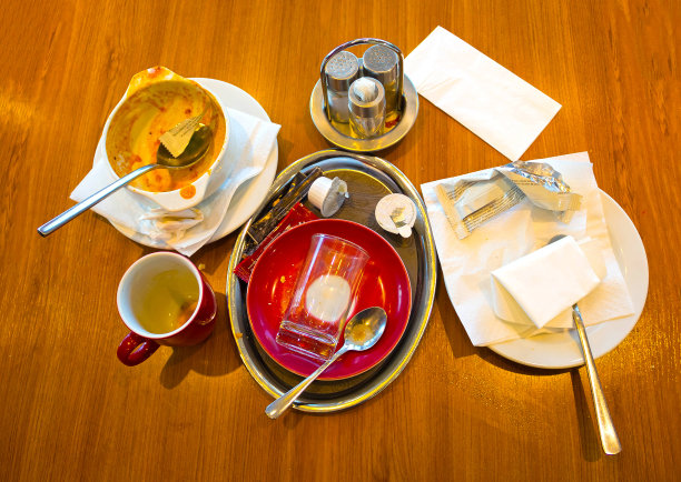 早餐用的又脏又空的盘子图片下载