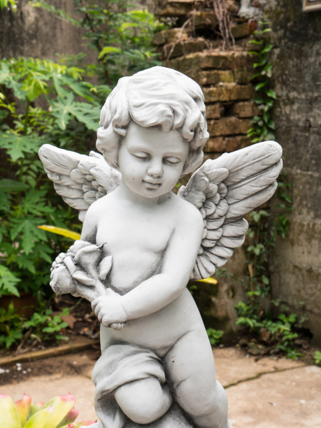 花园里的小丘比特雕像图片下载