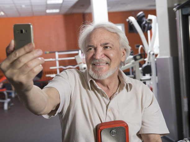 健身中心的老人图片下载