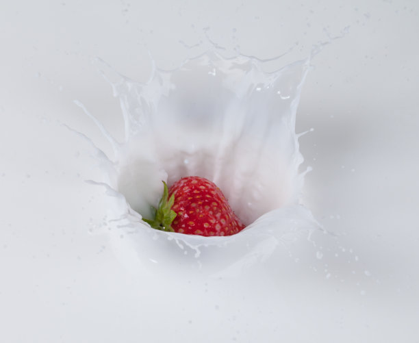 草莓掉进牛奶里图片下载