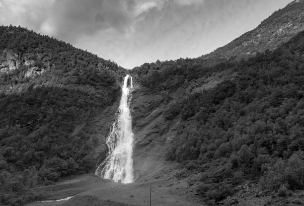挪威乌特拉达伦瀑布，黑白相间图片下载