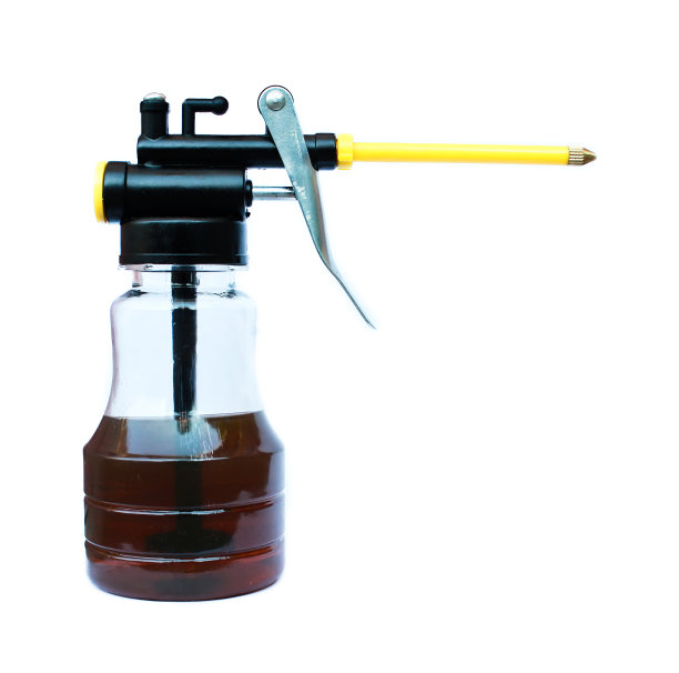 白色背景上的油罐图片下载