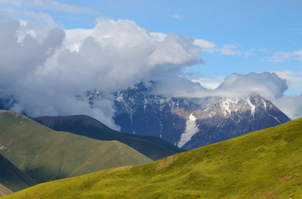高加索山脉上斯瓦内蒂，通往乌什古里村的徒步路线图片下载