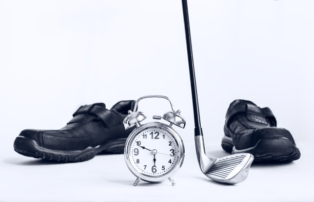 高尔夫球杆和闹钟配商务皮鞋，图片下载
