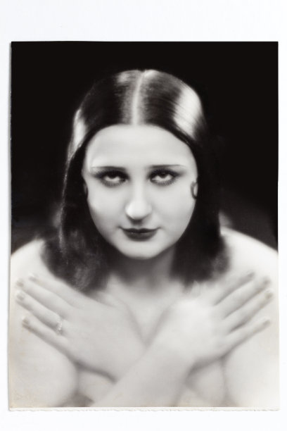 一个年轻女人的古董肖像图片下载