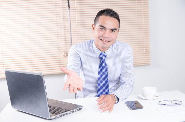 微笑的亚洲商人显示右手与愉快图片下载
