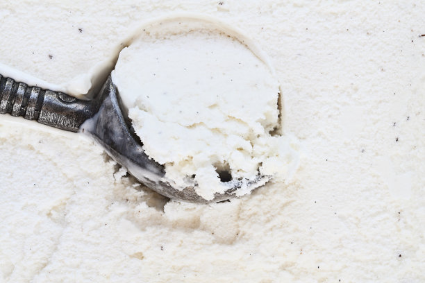 勺子和香草冰淇淋图片下载