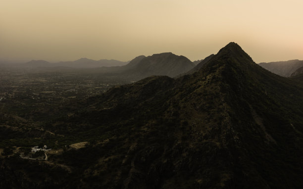 黄昏时分的阿拉瓦利山和印度拉贾斯坦邦的塔尔沙漠。图片下载
