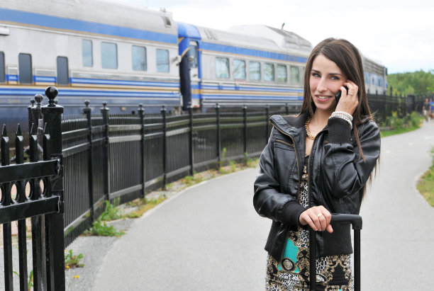 一个年轻女人在火车站打电话图片下载