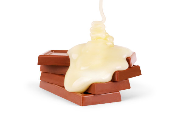 将甜牛奶酱浇在巧克力棒上图片下载