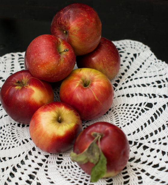 红色新鲜的苹果图片下载