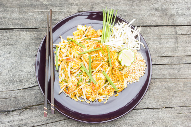 泰式食物泰式炒粉，泰式面条的木头背景。素材图片