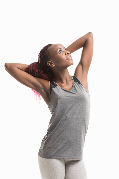 女性在运动服装放松和伸展运动后图片下载