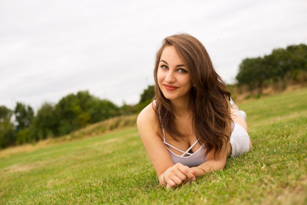 躺在公园里图片下载