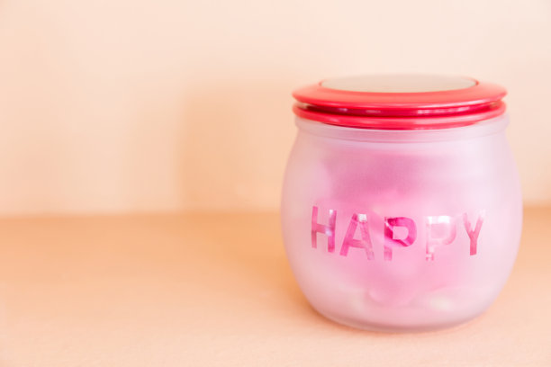 粉红色的玫瑰花瓣装在罐子里，传递幸福的信息图片下载