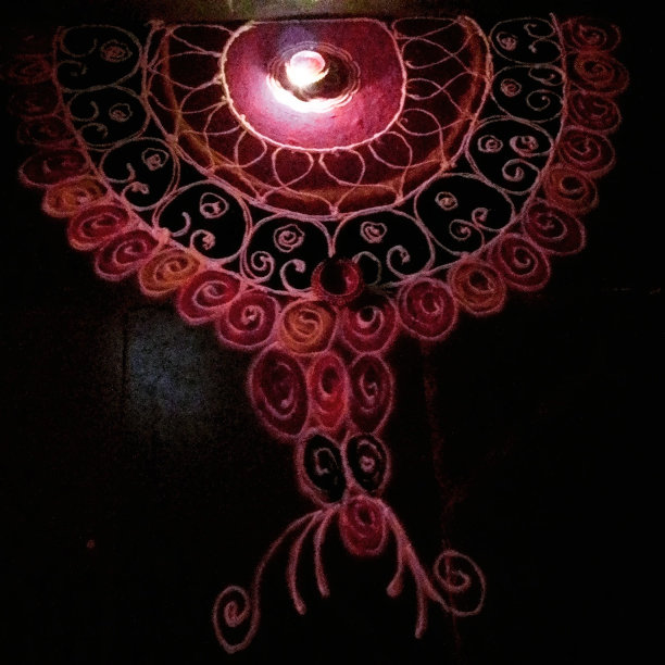 灯在黑暗中图片下载