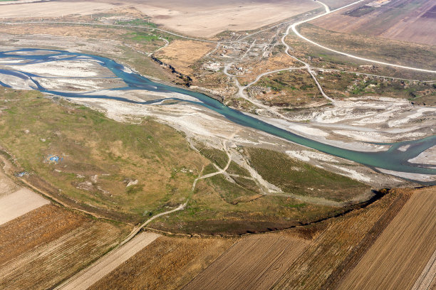 耕种土地,鸟瞰图图片下载