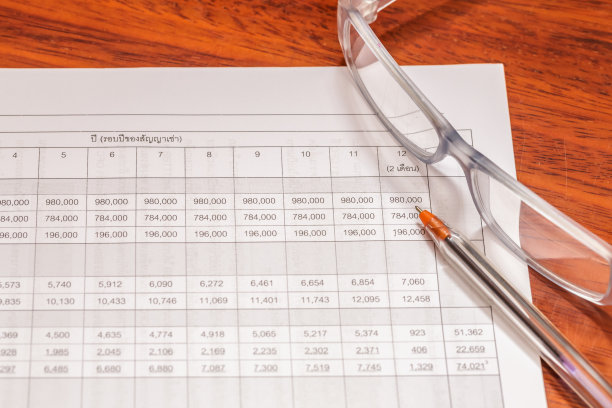 会计记录、报告文件、眼镜和笔图片下载