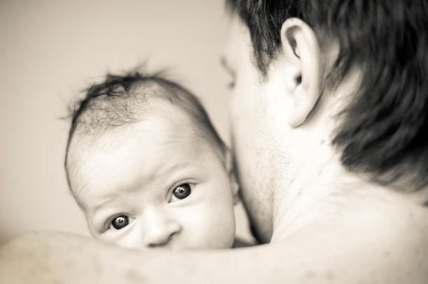 快乐的父亲抱着孩子图片下载