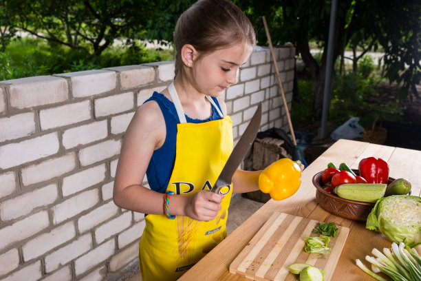 小女孩在切菜图片下载