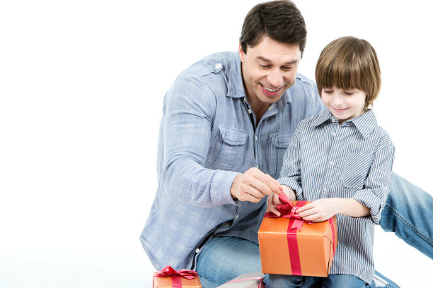 父子俩打开了礼盒。图片下载