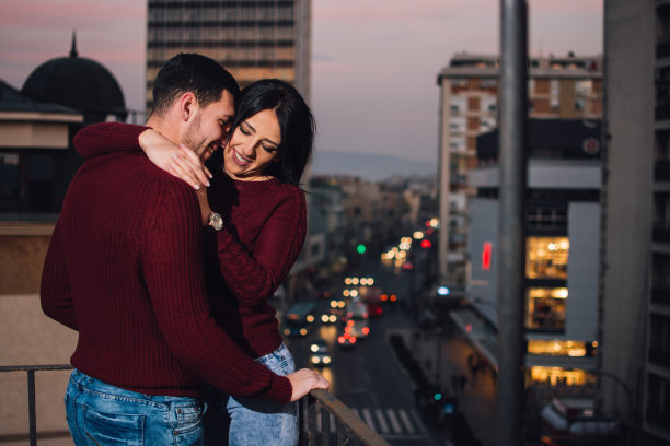 爱在屋顶图片下载