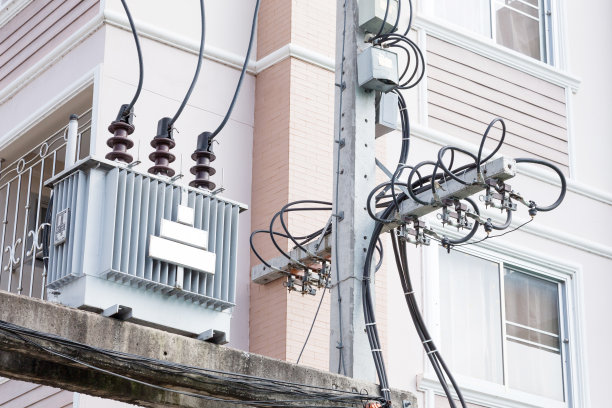 房子附近混凝土电杆上的高压变压器图片下载