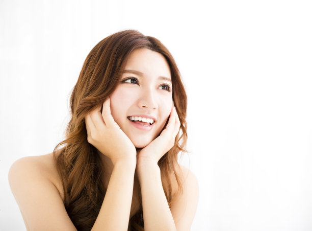 特写有吸引力的年轻女子微笑和看图片下载