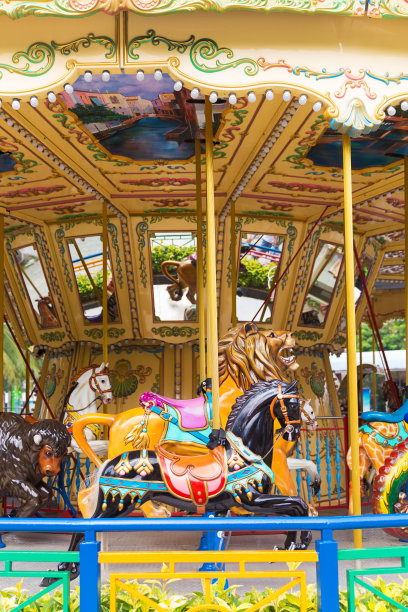 漂亮的旋转木马冒险游乐园图片下载