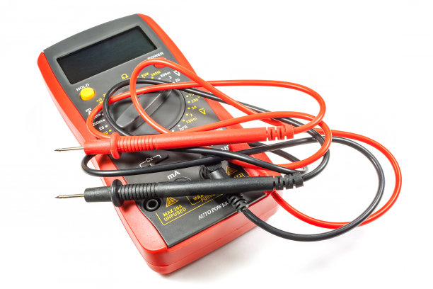 带有白色背景探头的数字万用表图片下载