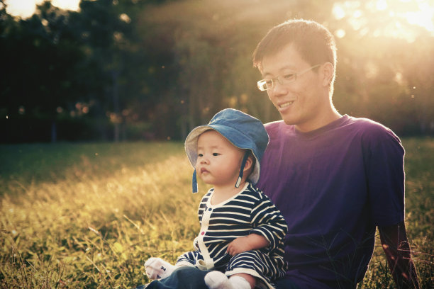 36、草坪父子休闲，户外家庭旅游。素材图片