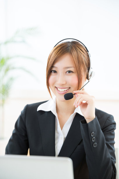 戴着耳机的日本女商人图片下载