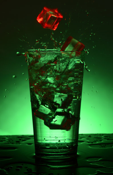 美丽的飞溅鸡尾酒与冰。图片下载