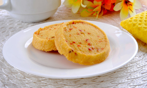 桌上盘子里食物的特写镜头图片下载