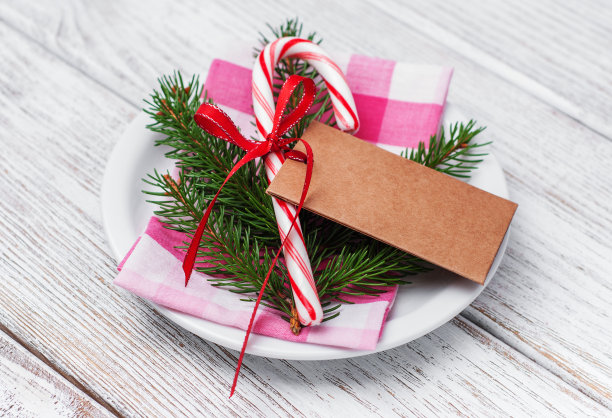 圣诞作文在一个白色的盘子和糖果图片下载