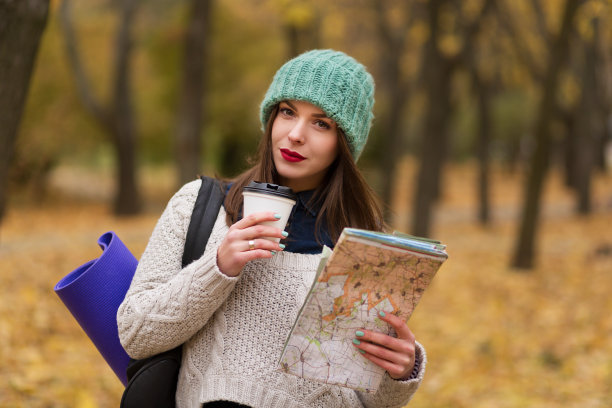 秋天森林里的漂亮女人图片下载