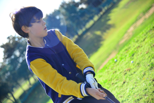 年轻的高尔夫球手穿着红色的衣服在露天公园图片下载