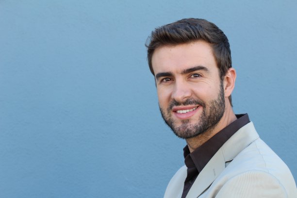 英俊的胡子男人微笑孤立图片下载