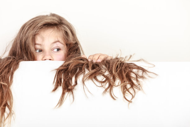 长头发的小女孩拿着空横幅。图片下载