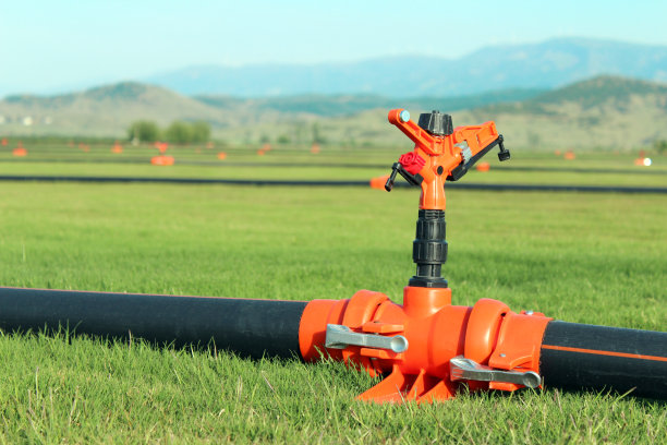 洒水车灌溉草坪草坪，夏季灌溉设备喷洒庭院图片下载