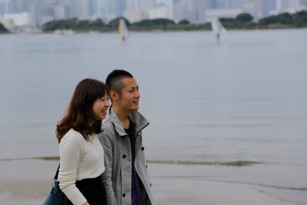 一对情侣在海滩上醒来图片下载