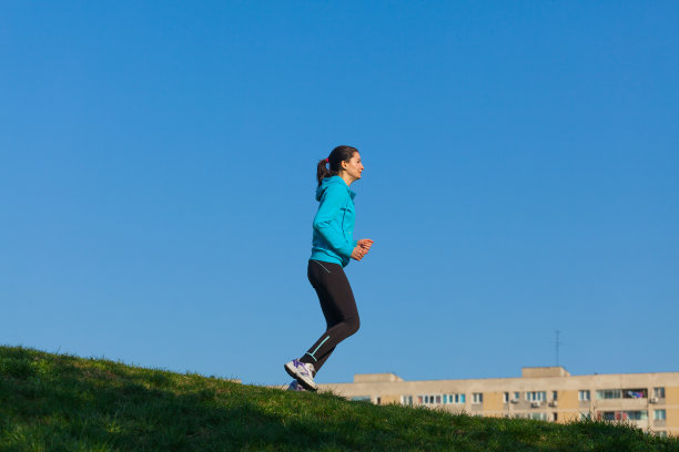 女人在公园里训练图片下载