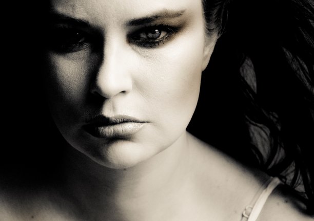 强大的特写年轻女子看着相机化妆图片下载